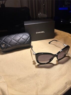 CHANEL Black Cat-Eye Sunglasses with Pearl Temple Detail